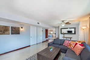 Een smart-tv, een dvd-speler en een stereo