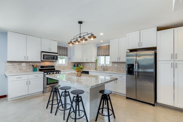 Een koelkast, een magnetron, een oven, een kookplaat