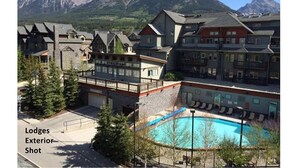 Eine Lodge mit Pool, umgeben von Bergen.
