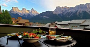 Outdoor dining - Canadian Rockies hideaway loft in Canmore, Alberta! (Canmore)