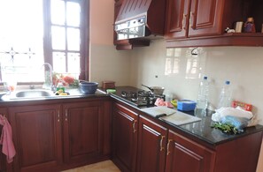 Refrigerador, horno, placa de cocina, tetera/pava eléctrica