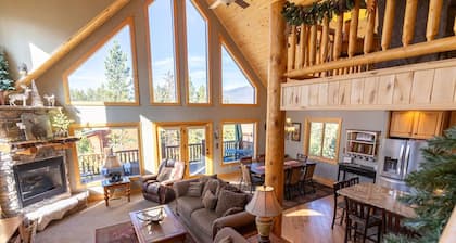 UUSI!! Lakeside Mountain Retreat