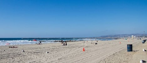 Una spiaggia nelle vicinanze, lettini da mare, teli da spiaggia