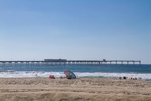 Nær stranden, solsenger og strandhåndklær