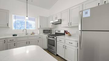 Refrigerador, microondas, horno y parrilla de estufa