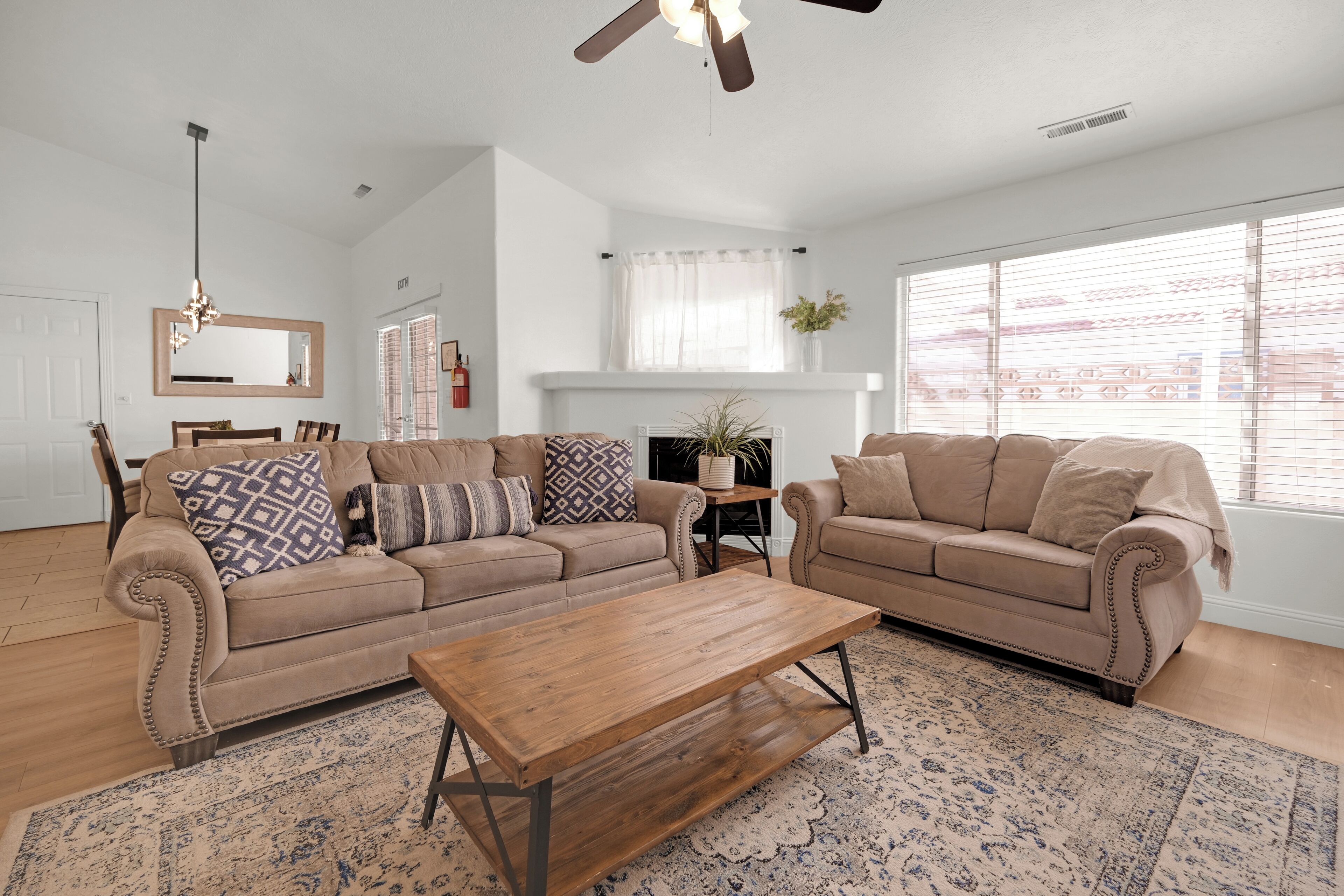 智能電視、壁爐、 辦公室