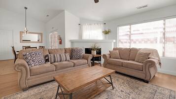 TV connectée, cheminée, espaces bureaux