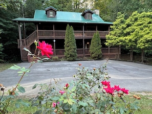 Guests can enjoy a lodge-style building with a front porch and a beautiful garden.