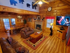 Smart TV, fireplace, video games, DVD player - Great Location! 8BR Cabin, Hot Tub, Games, Theater, Pet Friendly, Near Dollywood (Pigeon Forge)