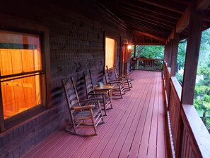 Terrace/patio - Great Location! 8BR Cabin, Hot Tub, Games, Theater, Pet Friendly, Near Dollywood (Pigeon Forge)