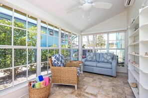 Een smart-tv, een dvd-speler en boeken