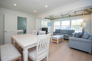 Een smart-tv, een dvd-speler en boeken