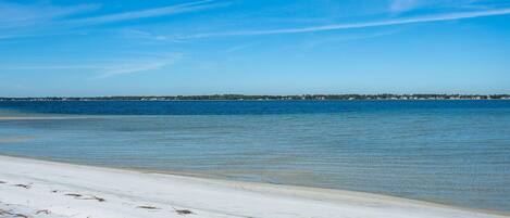 沙滩椅、沙滩毛巾