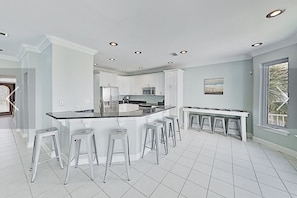 Fridge, microwave, oven, stovetop - ocean sounds retreat (Navarre)