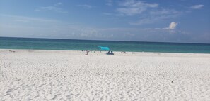 A beach with white sand and a clear blue sky. - ocean sounds retreat (Navarre)