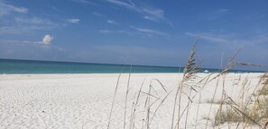 A beach with white sand and clear blue water. - ocean sounds retreat (Navarre)