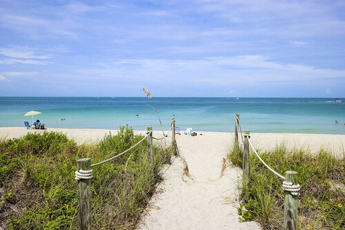 Beachfront 2BR Cottage with King Suite, Stunning Views & Pet-Friendly Option
