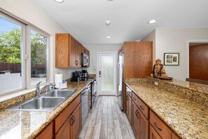 雪櫃、微波爐、焗爐、爐具