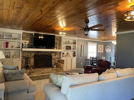 TV. Cozy Cottage near the lake (Big Lake, LA)