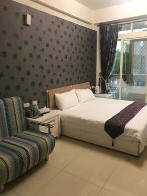 Escritorio, wifi gratis, ropa de cama