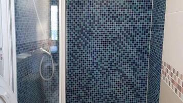 Deluxe tweepersoonskamer (301, 201) | Badkamer met douche