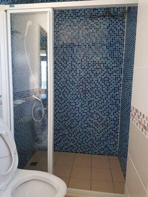 Deluxe tweepersoonskamer (301, 201) | Badkamer met douche