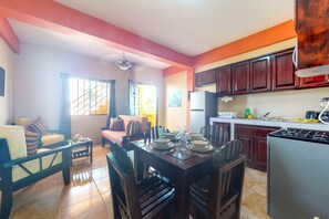 Kühlschrank, Mikrowelle, Herdplatte, Wasserkocher mit Kaffee-/Teezubehör