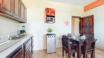 Kühlschrank, Mikrowelle, Herdplatte, Wasserkocher mit Kaffee-/Teezubehör