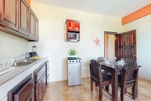 Geladeira, micro-ondas, cooktop, cafeteira/chaleira