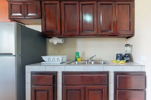 Geladeira, micro-ondas, cooktop, cafeteira/chaleira