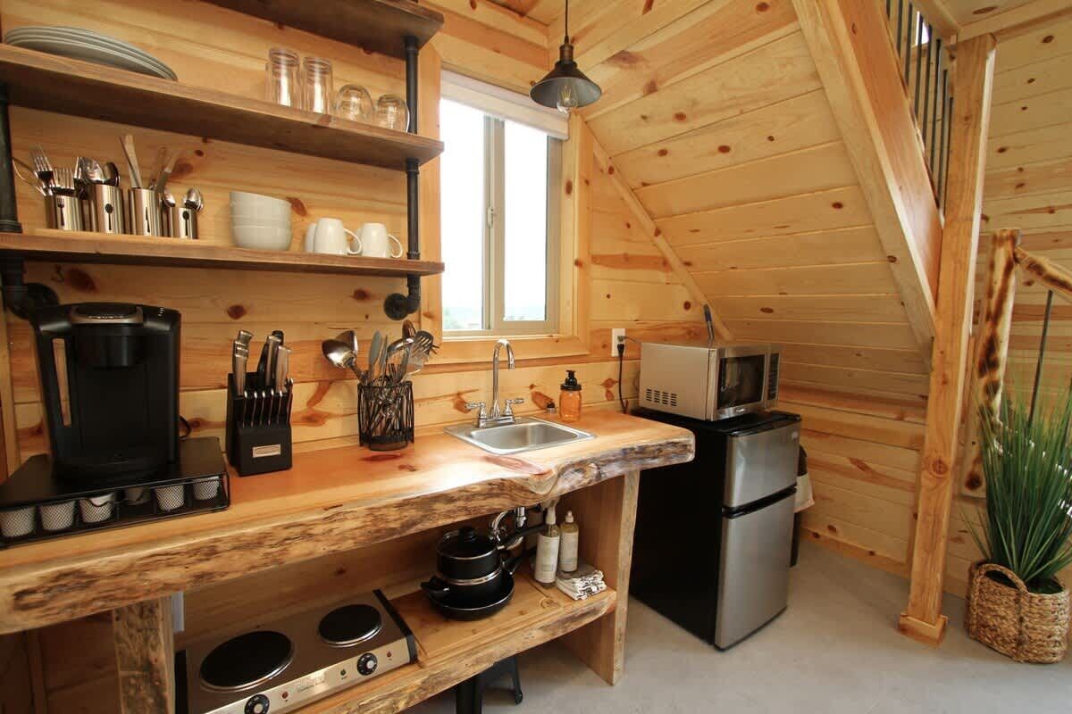 Cafetera o tetera, frigorífico, microondas y placa de cocina