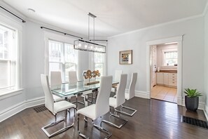 Dining - A luxury and modern estate. Free airport transfer with Tesla Model X! (Peoria)