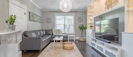 Smart-TV, Kamin, Bücher