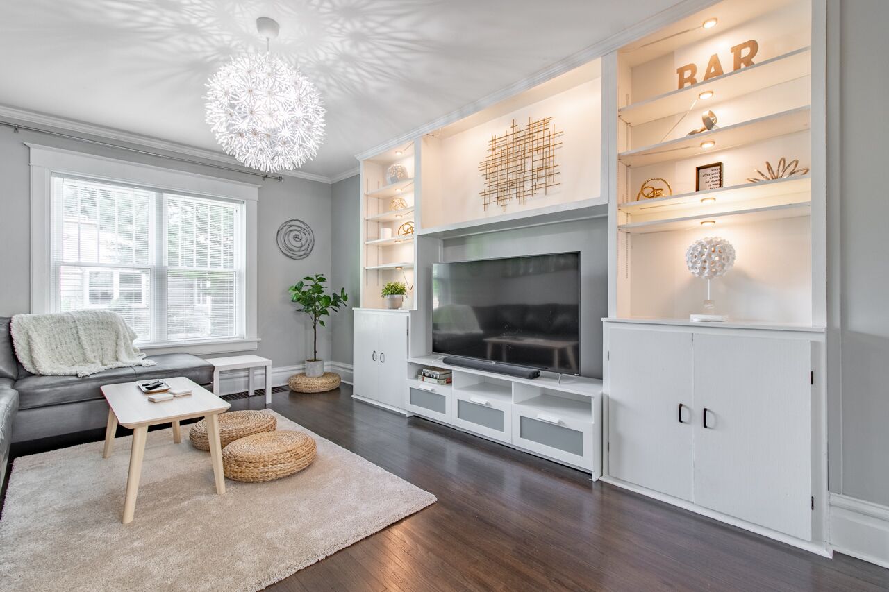 Smart TV, chimenea y libros 