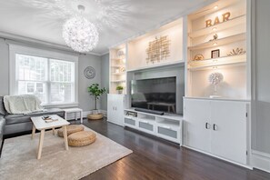 Smart TV, fireplace, books - A luxury and modern estate. Free airport transfer with Tesla Model X! (Peoria)