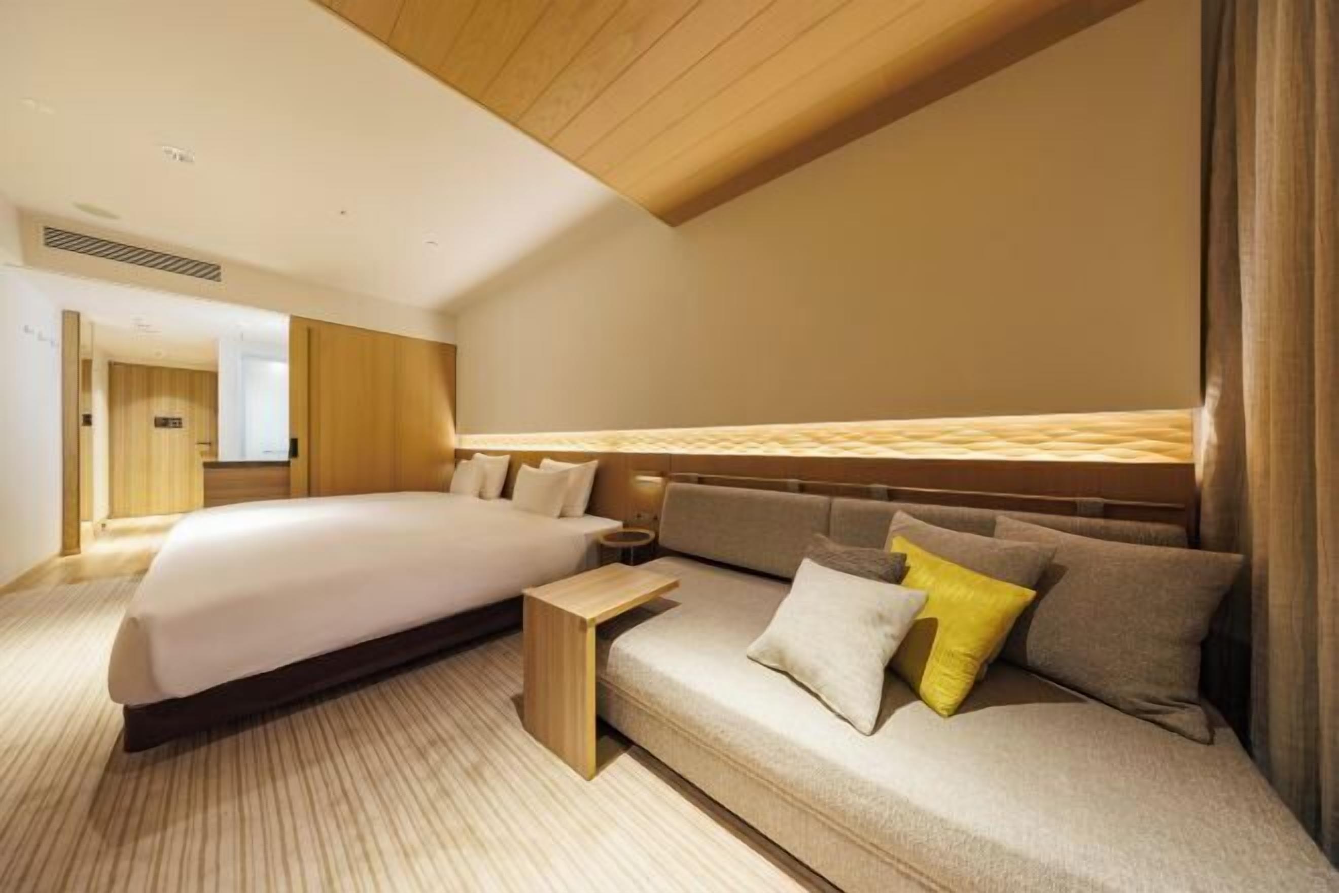 Premium bedding, in-room safe, desk, iron/ironing board