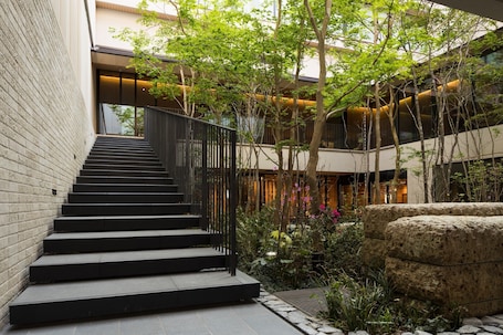 Property entrance. Hotel Metropolitan Kamakura