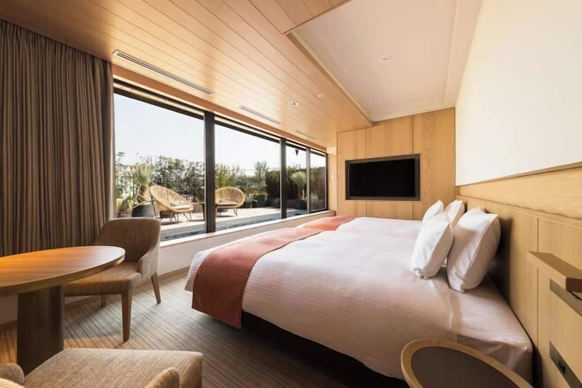 Luxe beddengoed, een kluis op de kamer, een bureau