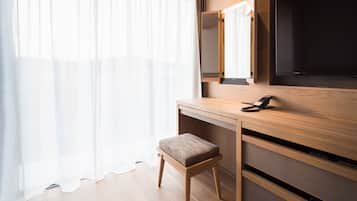 Premium bedding, in-room safe, desk, iron/ironing board