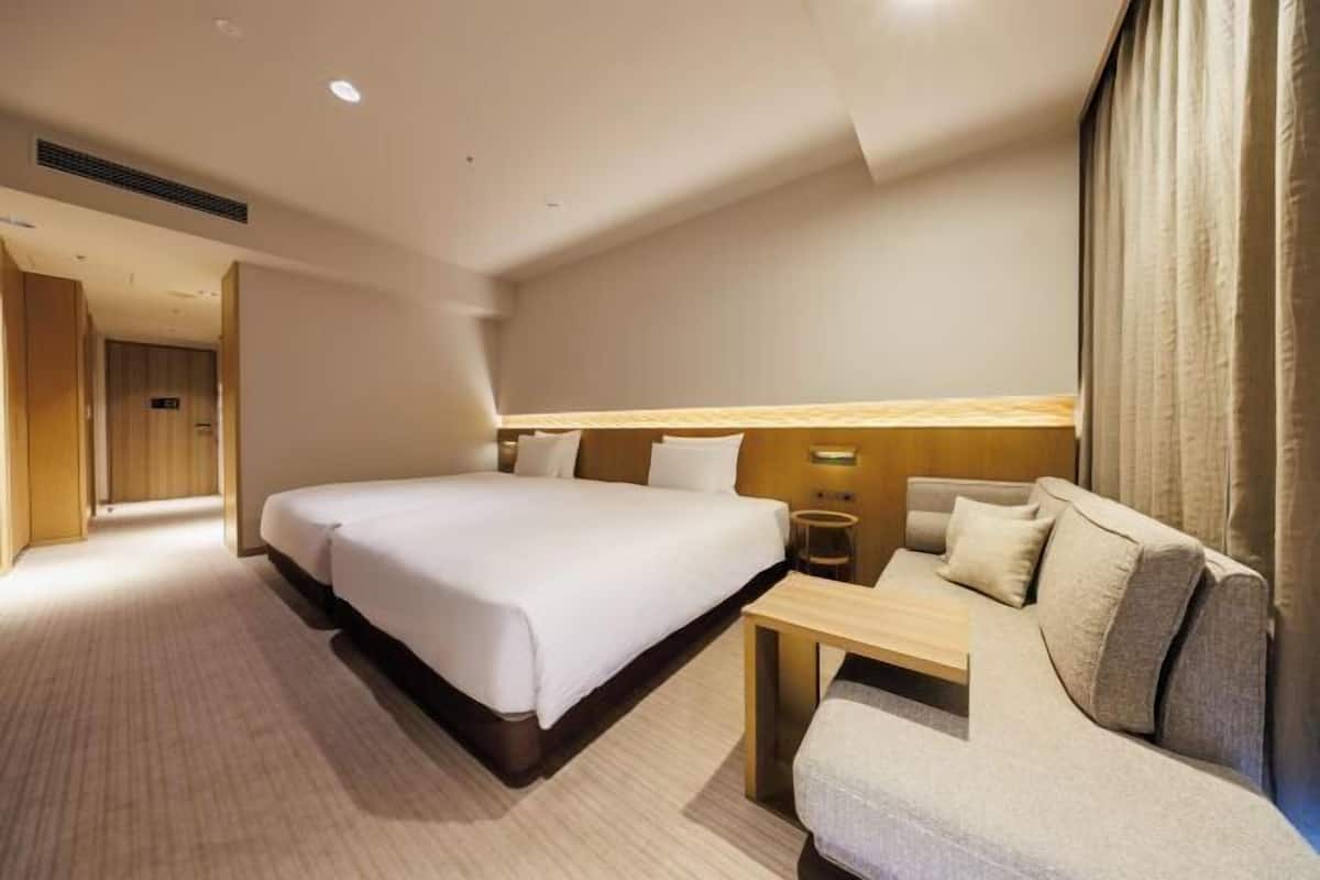 Premium bedding, in-room safe, desk, iron/ironing board