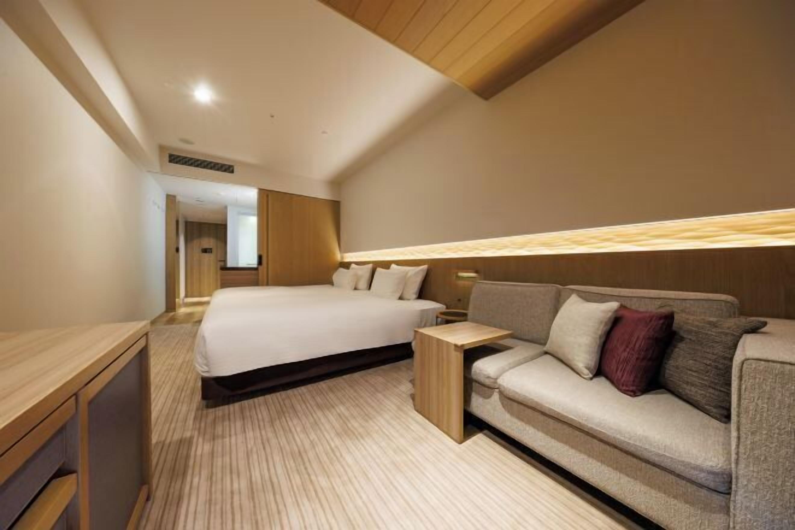 Premium bedding, in-room safe, desk, iron/ironing board