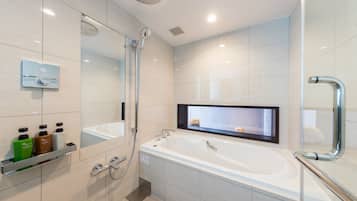 Badewanne und Dusche (separat), kostenlose Toilettenartikel