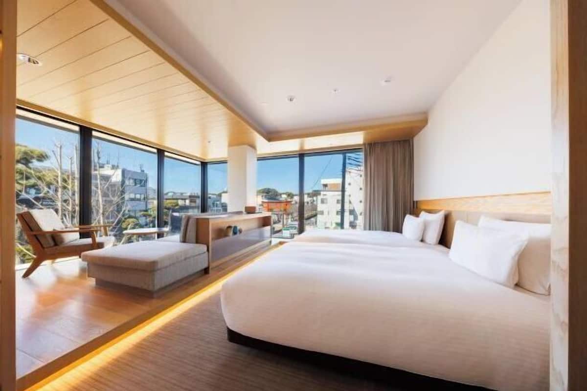 Hochwertige Bettwaren, Zimmersafe, Schreibtisch, Bügeleisen/Bügelbrett