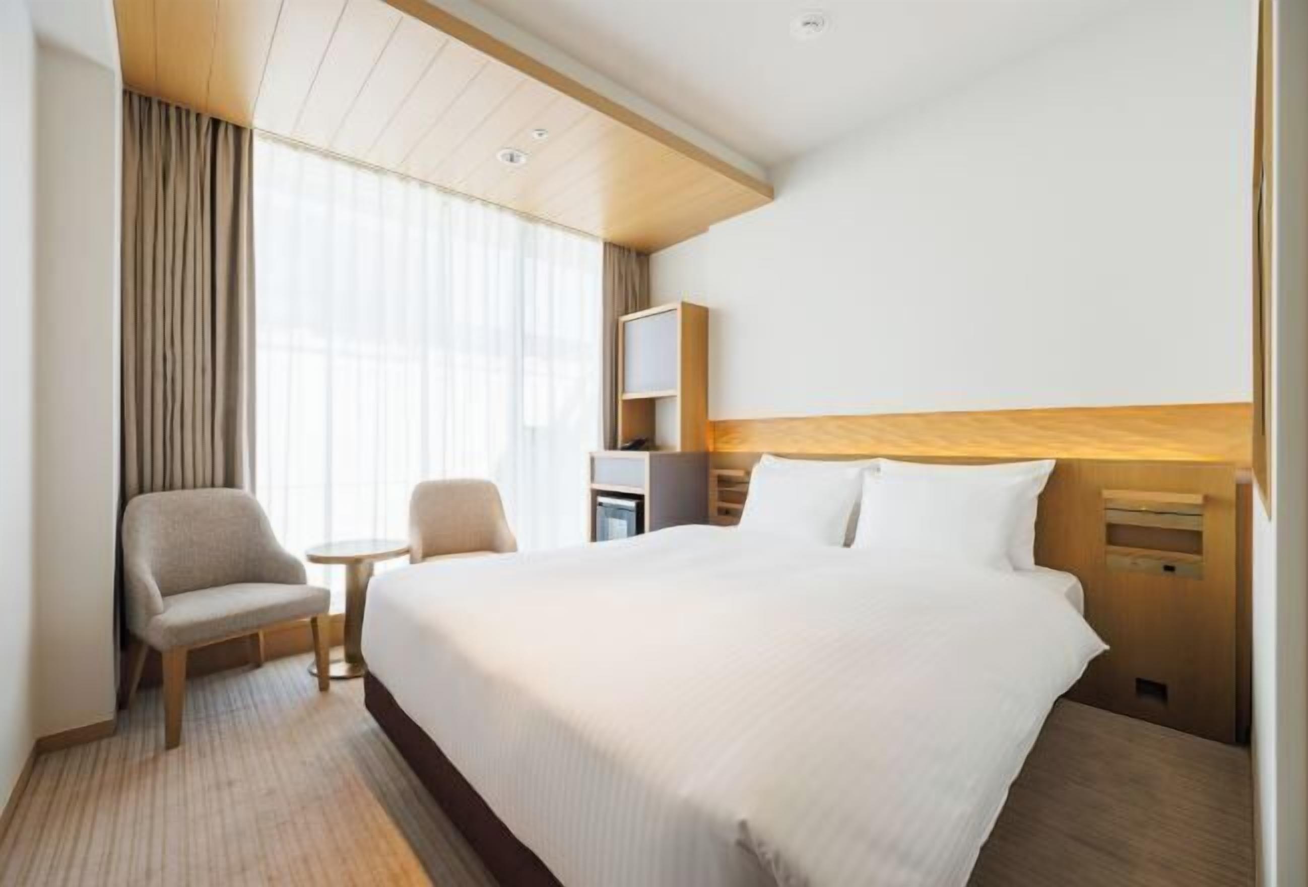 Premium bedding, in-room safe, desk, iron/ironing board