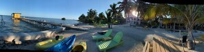 Plage, chaises longues, serviettes de plage