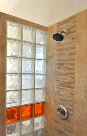 Douche, serviettes fournies, shampoing, papier toilette