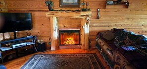 Smart-TV, peis, DVD-spiller og bøker