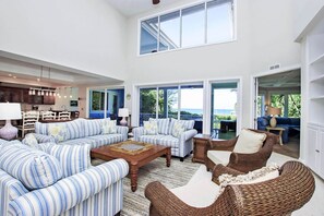 Smart-TV, DVD-Player, Bücher, Arbeitsbereiche