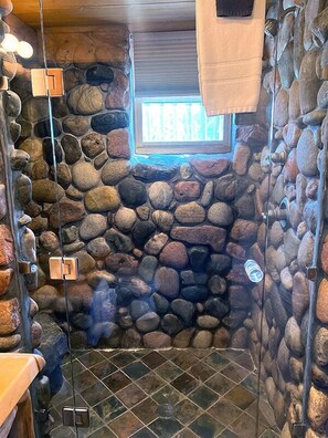 Duschwanne, Haartrockner, Handtücher