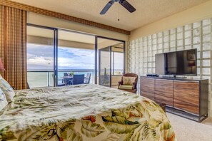2 bedrooms, desk, iron/ironing board, free WiFi - Beachfront 5th-floor condo with ocean view (Lahaina)
